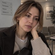 Женщина ждёт приёма в коридоре клиники